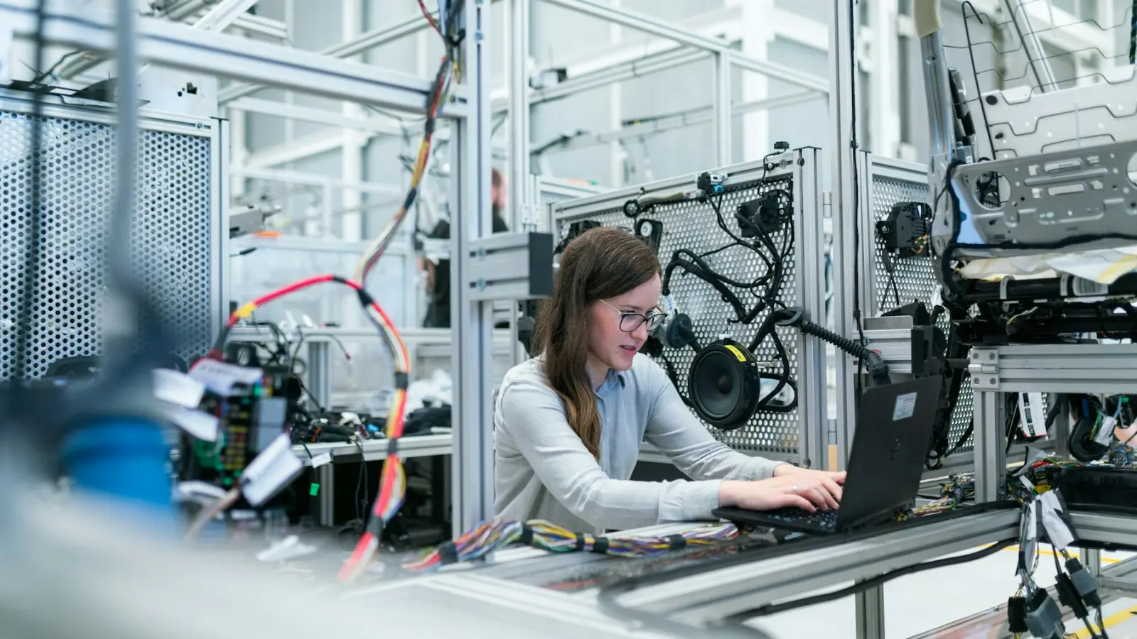 Technicienne au poste de contrôle d'une ligne de production industrielle