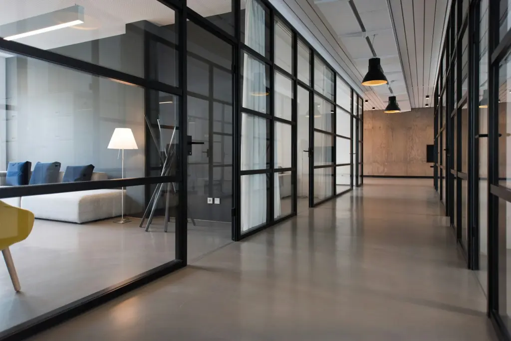 Couloir vitré de bureaux d'entreprise, sans personne