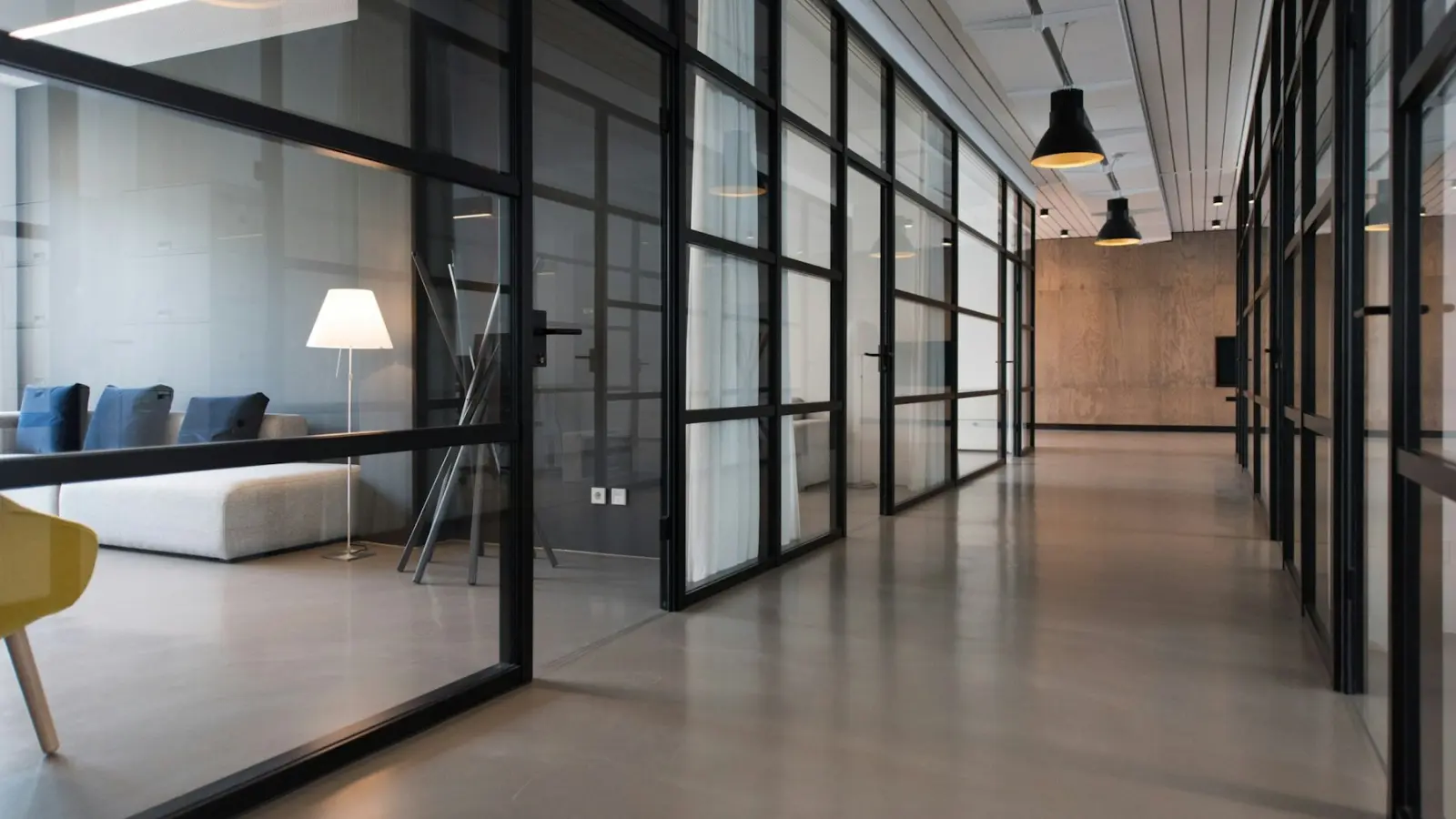 Couloir vitré de bureaux d'entreprise, sans personne